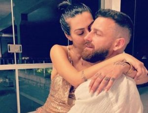 Cleo assume namoro com modelo e compartilha primeira foto do casal