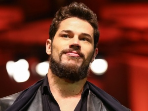 Ator José Loreto é flagrado transando em praça pública; veja o vídeo!