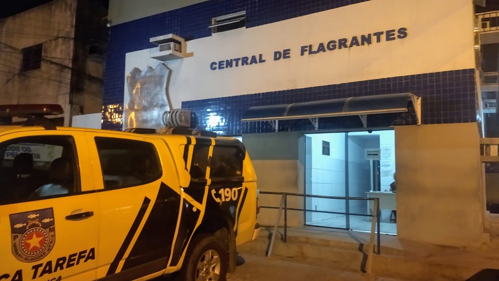 Mãe é presa suspeita de queimar corpo da filha de 7 anos com café quente em Rio Largo, AL