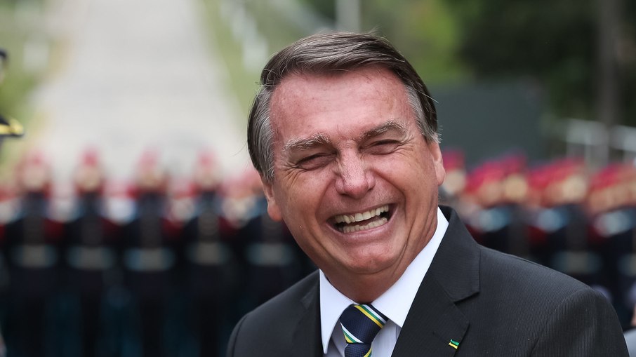 Bolsonaro diz que o certo é acabar com alguns jornais: “fábricas de fake news”