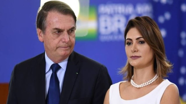 Michelle Bolsonaro quer indenização de 100 mil de revista por insinuar que ela estava botando “gaia” no presidente