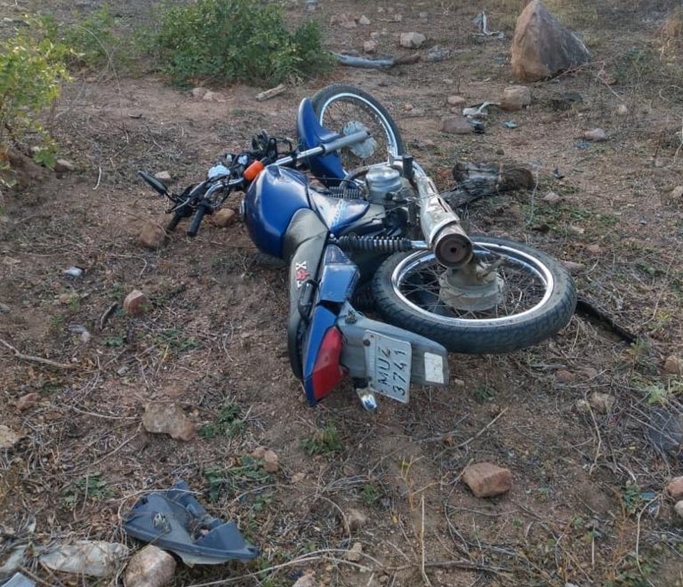 Moto bate em árvore e dois homens morrem em São José da Tapera, AL