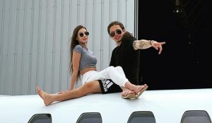 Maria Lina e Whindersson posam em cima de jatinho particular: “Imbatíveis”