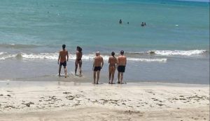 Bruna e Enzo são tietados por fã em Alagoas e reforçam rumores de namoro