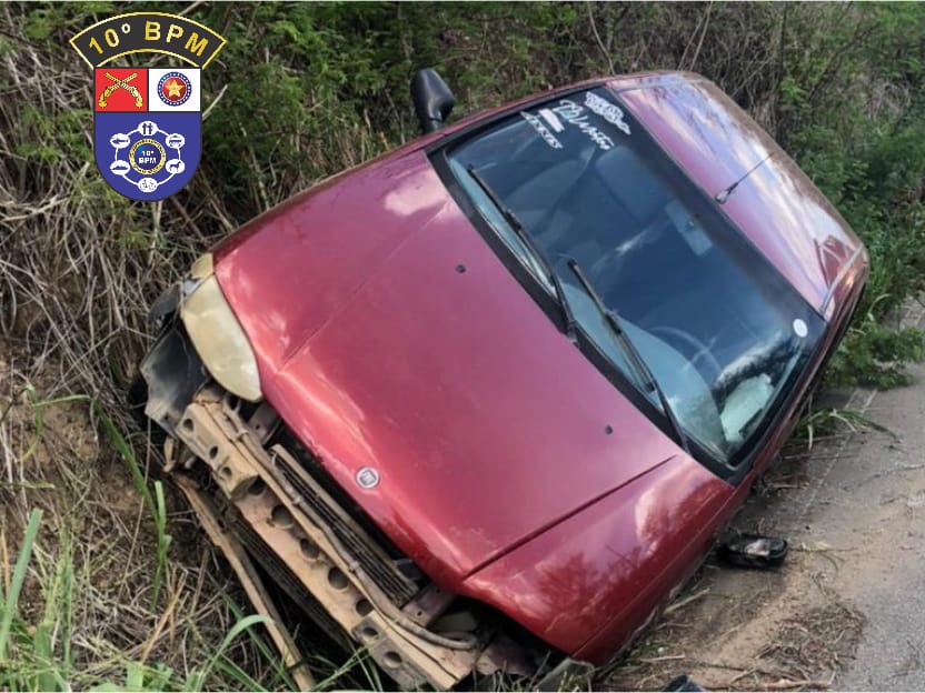 Carro roubado é recuperado após acidente na AL-115, em Palmeira dos Índios