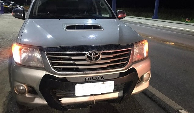 PRF impede assalto em trecho da BR-104 e apreende veículo roubado