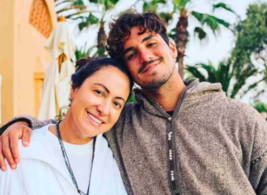 Tia de Medina diz que surfista está mais feliz após se afastar da mãe