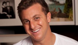 Luciano Huck confirma que vai substituir Faustão aos domingos em 2022
