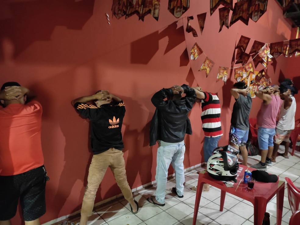 Dona de bar é levada para delegacia por descumprir decreto e promover aglomeração em Arapiraca