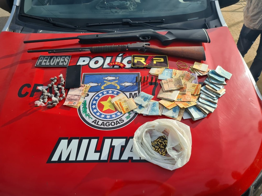 Operação em Major Izidoro prende dois homens e apreende R$ 29 mil, espingardas e maconha