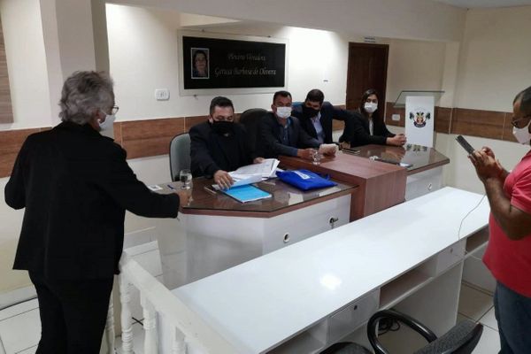 Tumulto: Sem chance de se reeleger presidente suspende eleição da Câmara, mas adversário abre sessão e é eleito