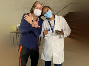 Conheça Sol Silva, a técnica de enfermagem que vacina celebridades