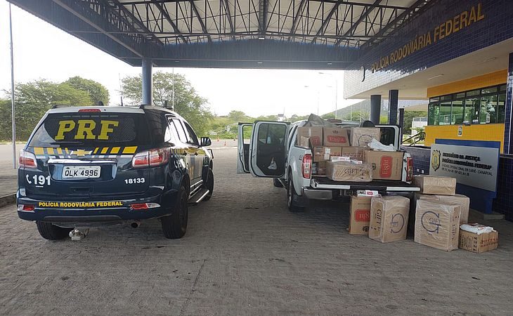 PRF apreende 23 mil maços de cigarros e prende homem por contrabando no Sertão de AL