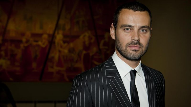 Carmo Dalla Vecchia revela que é gay e se declara para o marido