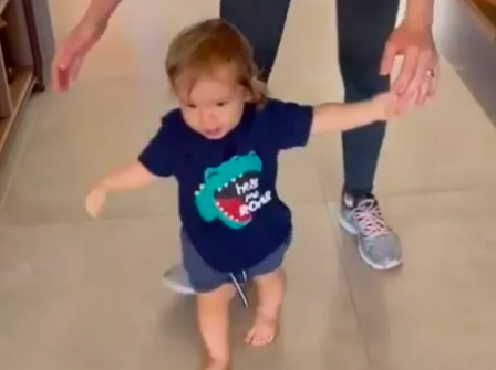 Mano Walter mostra seu bebê de 10 meses andando sozinho pela 1ª vez