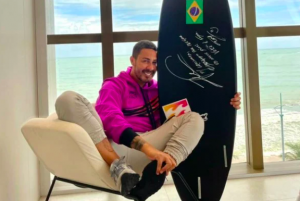 Italo Ferreira dá para Carlinhos Maia prancha com que ganhou medalha