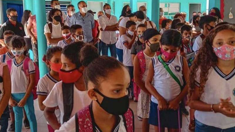 Alunos de São José da Tapera  comemoram retorno às salas de aulas nesta segunda-feira