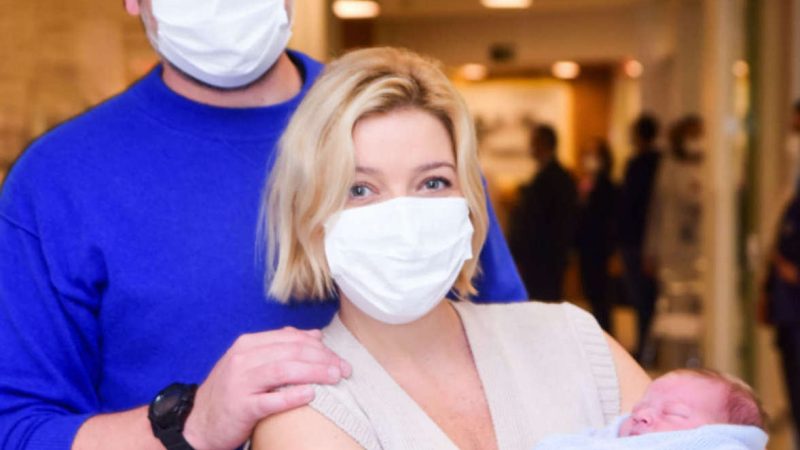 Luiza Possi apresenta filho recém-nascido ao lado do marido, Cris Gomes