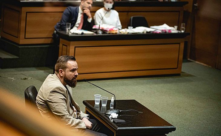 Pai canta última música de Henry, e Monique chora abraçada a defensor