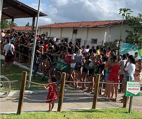 Jovens se aglomeram para fazer teste de Covid-19 e ter acesso a show em Capela