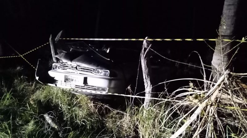 Carro capota e deixa duas pessoas mortas e três feridas na cidade de Roteiro