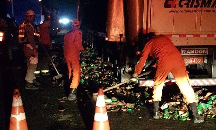 Pneu de semirreboque pega fogo na AL-220, no Agreste de Alagoas
