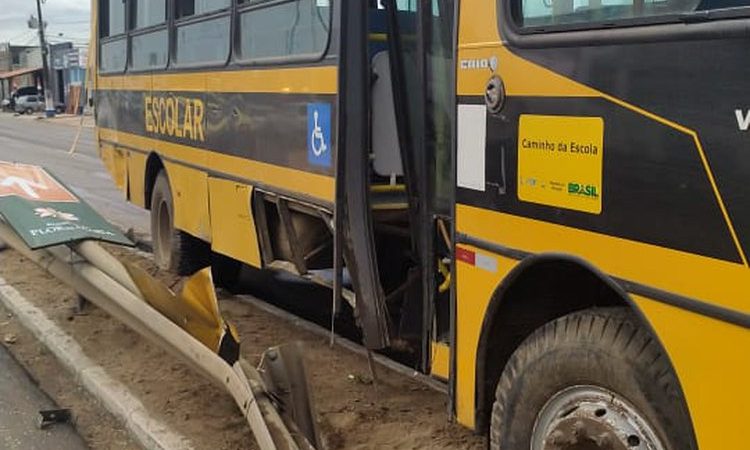 Ônibus escolar bate em carro em trecho de rodovia e deixa feridos