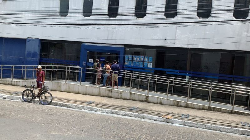 Morador de rua invade agência da Caixa em funcionamento e furta ventilador e aspirador de pó