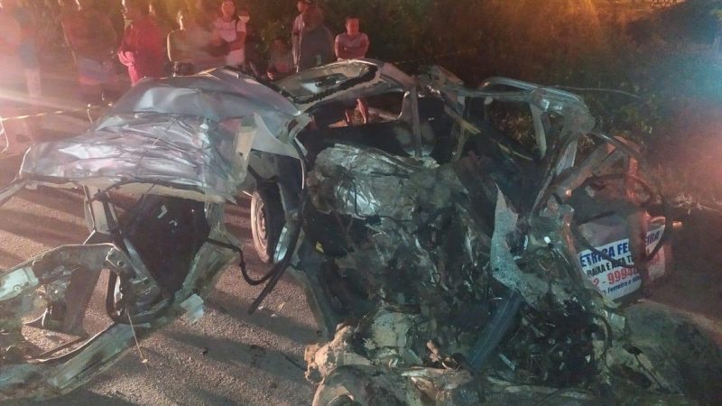 Motorista morre preso às ferragens de carro após colidir com caminhão na BR-316