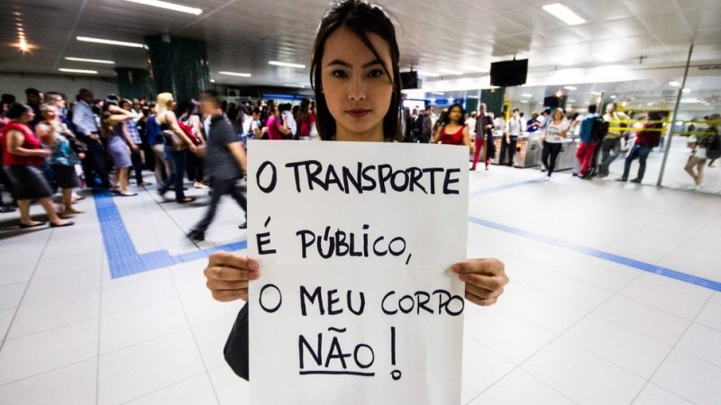 Mulheres foram mais alvo de assédio sexual do que de roubos ao se deslocarem pelas cidades no país, aponta pesquisa