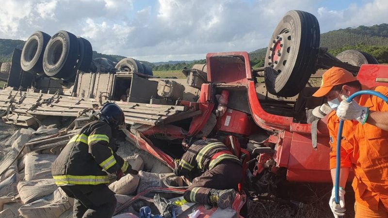 Tombamento de caminhão deixa feridos em rodovia de Maceió; motorista ficou preso às ferragens