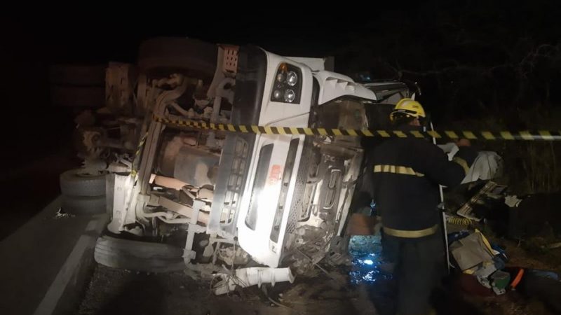 Adolescente fica ferido após acidente envolvendo duas carretas em Delmiro Gouveia, AL