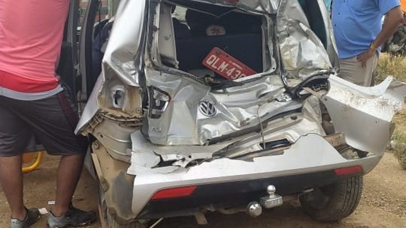 Acidente entre ônibus escolar e carro deixa 2 feridos em Arapiraca, AL