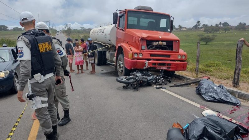 Casal morre após grave colisão entre caminhão-pipa e moto na AL-115