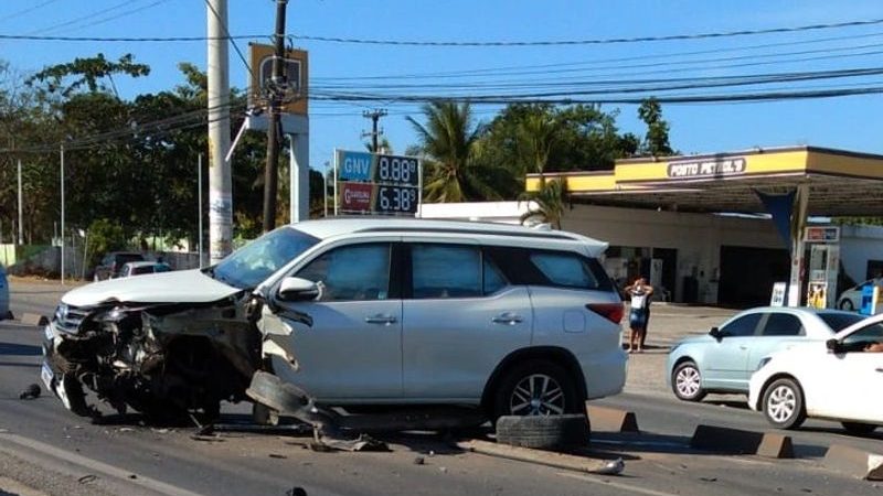 Colisão entre veículos de passeio deixa uma criança e um adulto feridos