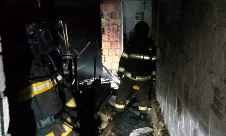 Incêndio destrói casa no Vergel do Lago e bombeiros são acionados