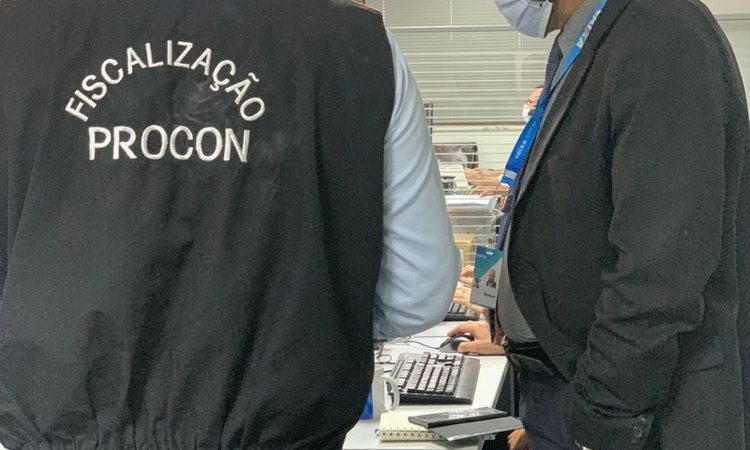 Após reclamações, Procon notifica Caixa por aglomeração em agências