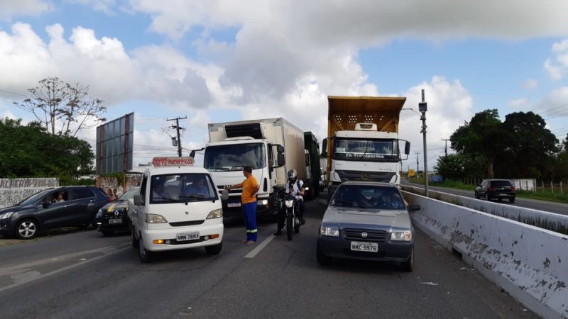 Manifestantes fecham a BR-104 em protesto contra falta de água em Rio Largo, AL