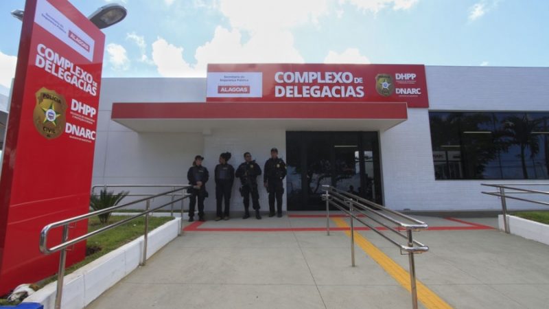 Suspeitos de homicídio são presos enquanto deixavam local do crime no Benedito Bentes