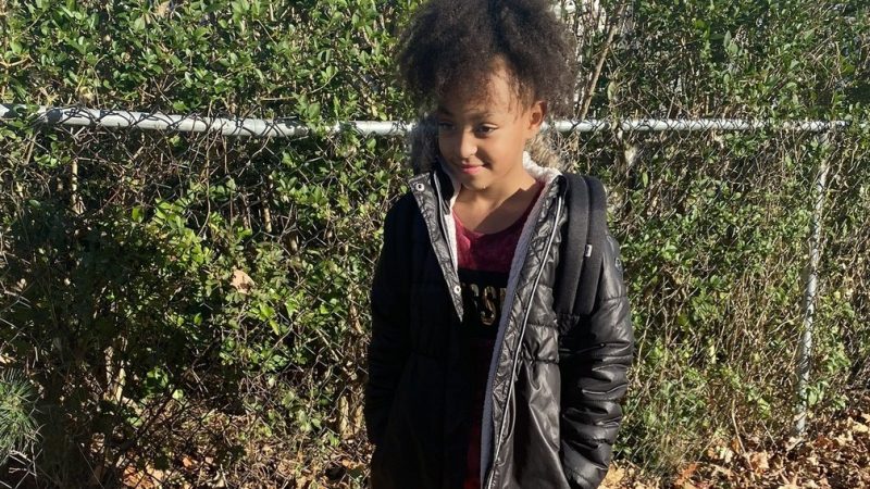 Garota de 9 anos liga para emergência e salva família ao desbloquear celular com o rosto do pai