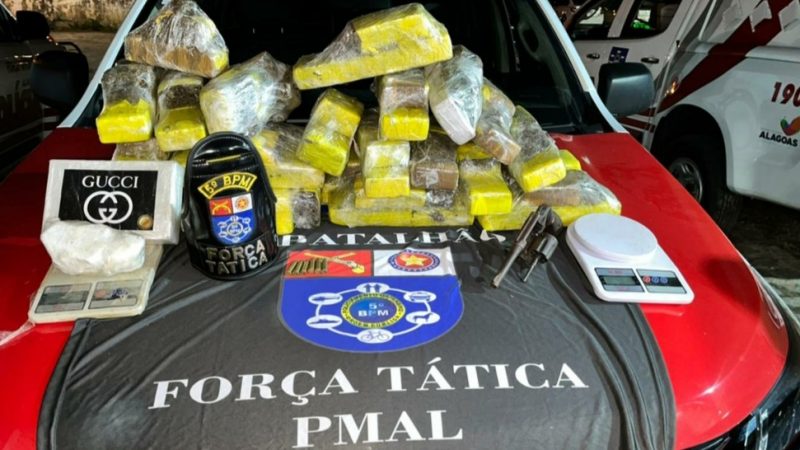 Polícia encontra barril de maconha e cocaína enterrado em terreno baldio no Benedito Bentes, Maceió