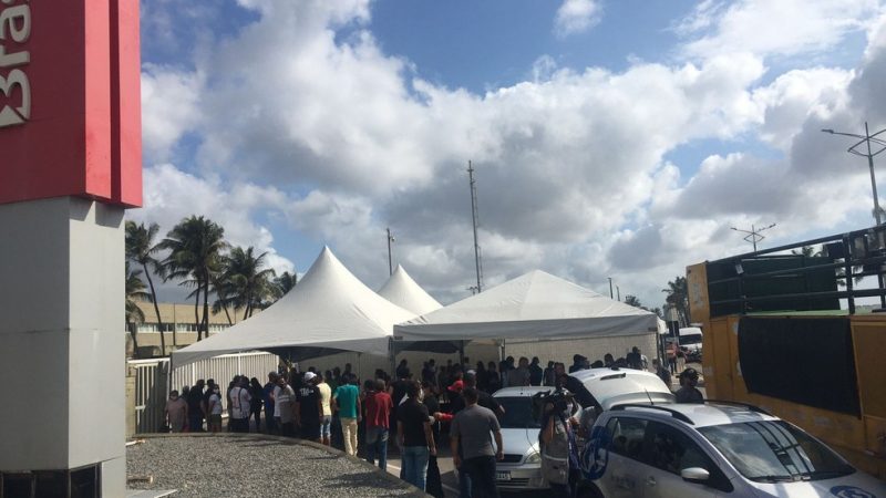 Moradores de bairros afetados por rachaduras protestam em frente à Braskem, em Maceió
