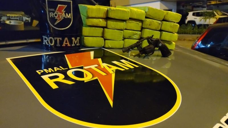 Polícia interrompe venda de droga e apreende 20 tabletes de maconha no Feitosa, em Maceió