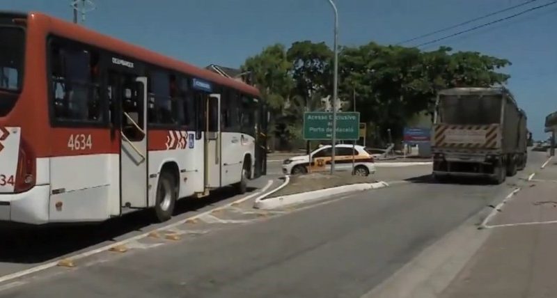 Acidente entre ônibus e carros deixa trânsito congestionado em Jaraguá, Maceió