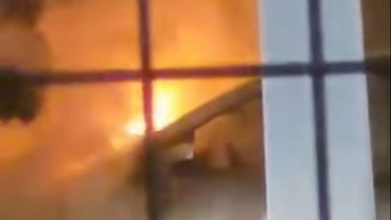 Carro pega fogo na Avenida Menino Marcelo, em Maceió