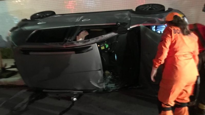 Batida entre dois carros causa capotamento em cruzamento na Ponta Verde, em Maceió