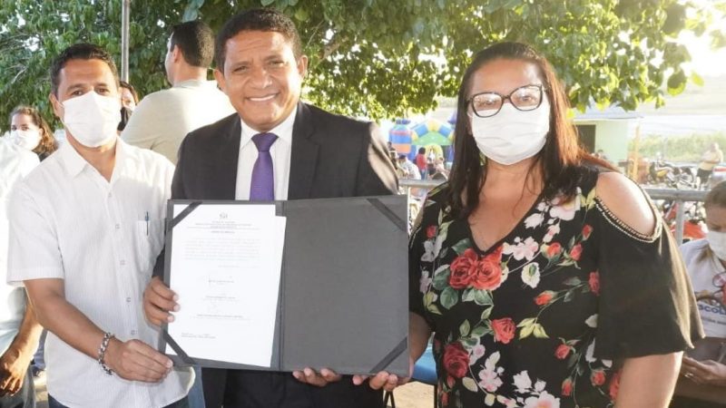 Prefeito Júlio Cezar e secretária anunciam rateio para trabalhadores da educação