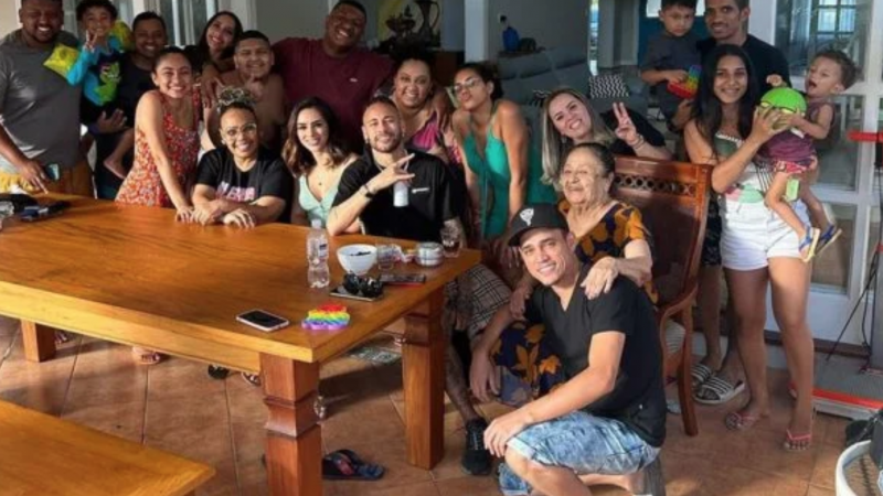 Após “esquecer” namorada, Neymar apresenta Bruna Biancardi para a avó