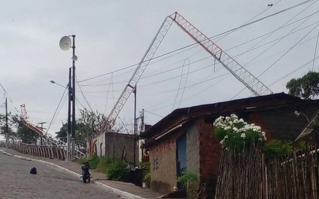 Chuvas derrubam torre de internet e entortam ‘mastro’ da padroeira de Junqueiro