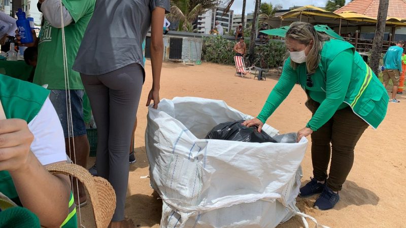 Ação retira mais de 70 quilos de lixo na orla marítima da capital